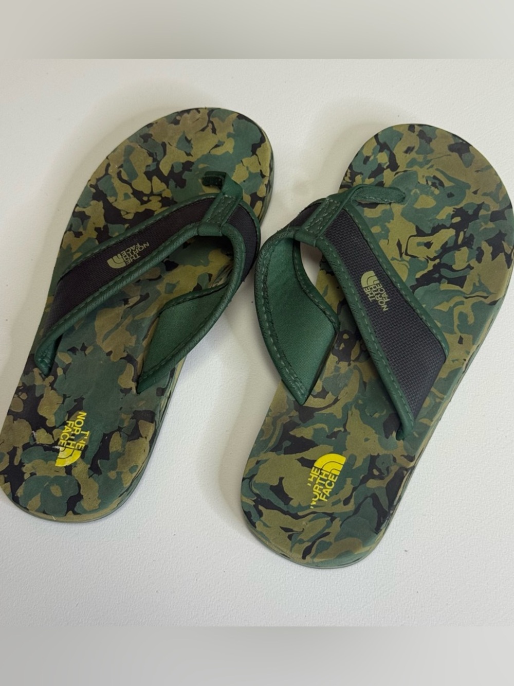 Kids The North Face Green Camo Flip Flop Sandals with Yellow Logo 7.5-8" foot